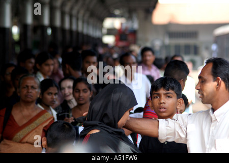 Piattaforma affollate presso la stazione dei treni di Kandy, Sri Lanka Foto Stock