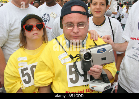 North Miami Florida,FIU,Olimpiadi speciali,bisogni,Giochi estivi,mentalmente disabili,uomo bianco nearsighted,ragazzi ragazzi ragazzi ragazzi adulti bambini bambini bambini bambini,adu Foto Stock