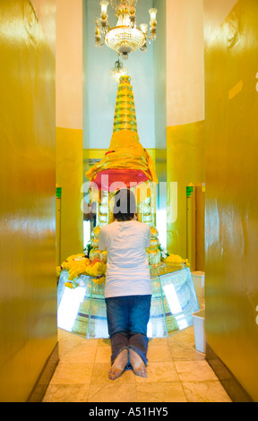 Donna adorare in santuario buddista all'interno del Golden Mount Wat Saket Bangkok in Thailandia Foto Stock