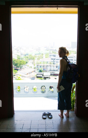 Turista femminile al Golden Mount Wat Saket Bangkok in Thailandia Foto Stock