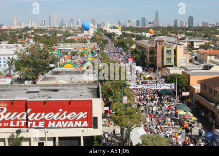 Miami Florida,Little Havana,Calle Ocho Carnaval,skyline del centro,paesaggio urbano,edifici,skyline città paesaggio urbano,centro,centro città,architettura,a. Foto Stock