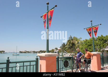 Miami Florida,Key Biscayne,Mashata Drive,Biscayne Bay vista mare,coppia,adulti,bicicletta,bicicletta,equitazione,ciclismo,motociclista,biciclette,mountain bike,banner,visita Foto Stock