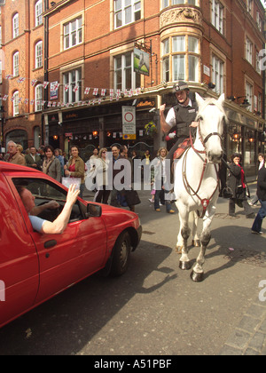 Poliziotto sul cavallo bianco a parlare con l'uomo arrabbiato in rosso van Covent Garden Londra Inghilterra Foto Stock