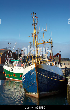Barche da pesca a Padstow tardo pomeriggio Cornovaglia Foto Stock