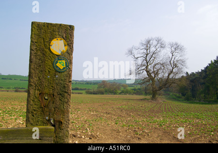 Rutland County Council CPRE Rutland Round a piedi il sentiero segno su un post di gate Rutland Inghilterra Foto Stock