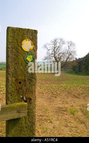 Rutland County Council CPRE Rutland Round a piedi il sentiero segno su un post di gate Rutland Inghilterra Foto Stock