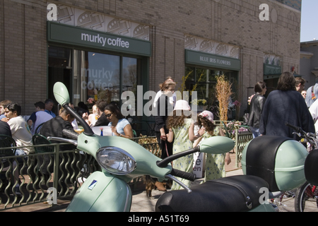 Persone a tavoli esterni al caffè oscuro cafe e ristorante sulla settima strada vicino al Mercato Orientale Washington DC Foto Stock