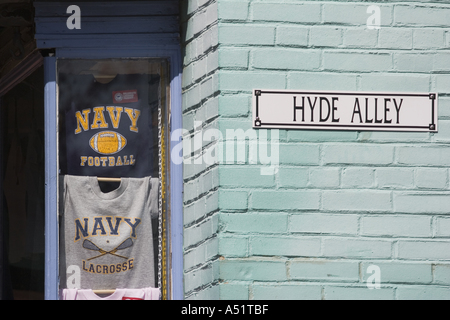 La marina di calcio e di lacrosse team supporto di t shirt in vetrina vicino alla Naval Academy in Annapolis Maryland Foto Stock