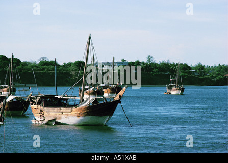 Ocean andando in stile arabo dhow a vela nel vecchio porto Mombasa Kenya Africa orientale Foto Stock