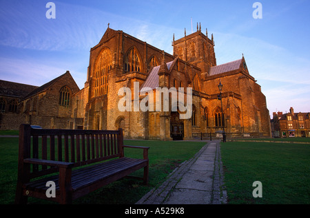 Città di Sherborne Abbey al tramonto nella contea di Dorset England Regno Unito Foto Stock