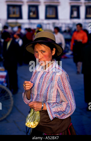 Popolo Tibetano è un popolo pellegrino sulla circumambulation percorso in parte anteriore del Jokhang Tempio in Barkhor Square nella città di Lhasa Tibet Cina Asia Foto Stock