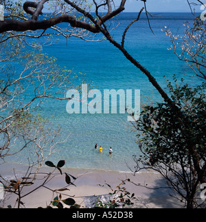 Guardando verso il basso su tre giovani vacanzieri a contrabbandieri spiaggia Gros Islet sulla costa nord occidentale di St Lucia Caraibi Foto Stock