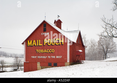 Rosso custodia posta granaio e nuova neve Lanesville Indiana Foto Stock