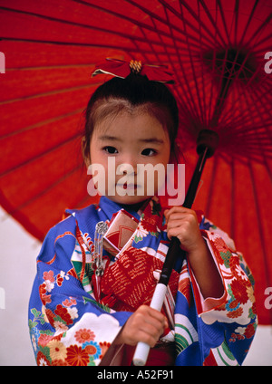 3 anno vecchia ragazza indossando un kimono, Kyoto, Giappone Foto Stock