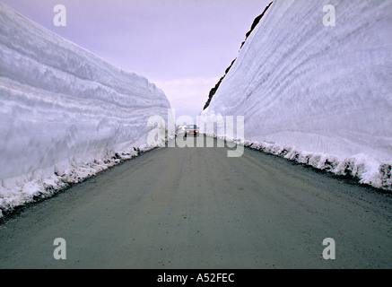 Strada in inverno, nr. Il Geirangerfjord, Norvegia Foto Stock