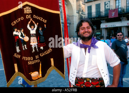 1, 1, spagnolo, spagnolo uomo, uomo adulto, festival, Plaza Mayor, la città capitale di Segovia, provincia di Segovia Castiglia e Leon, Spagna, Europa Foto Stock