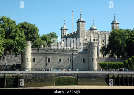 La Torre di Londra si vede dal Fiume Tamigi Foto Stock