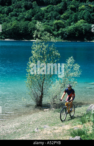 Mountainbiker ferma presso il Lago di Tenno nei pressi del lago die Garda Trentino Foto Stock