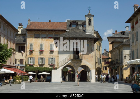 Orta San Giulio sul Lago d'Orta Lago di Orta Piemonte Piemonte Italia presso la piccola Piazza Motta con la Palazotto della Foto Stock