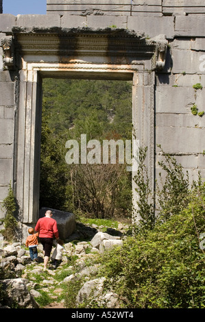 Olympos vicino a Kemer sud della Turchia Antalya città antica con lo scavo di Temple Gate Foto Stock