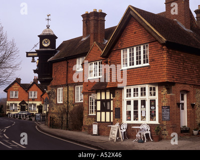 ABINGER orologio e casa sala da tè con bracci Abinger oltre Abinger Hammer Surrey in Inghilterra REGNO UNITO Foto Stock