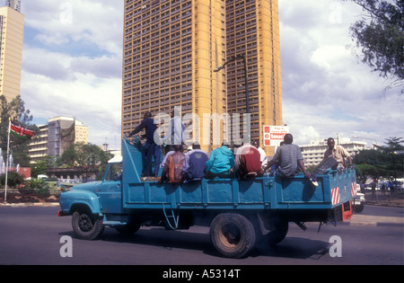 Operai a cavallo sul retro di un autocarro sul loro modo di lavorare Nairobi Kenya Africa orientale Foto Stock