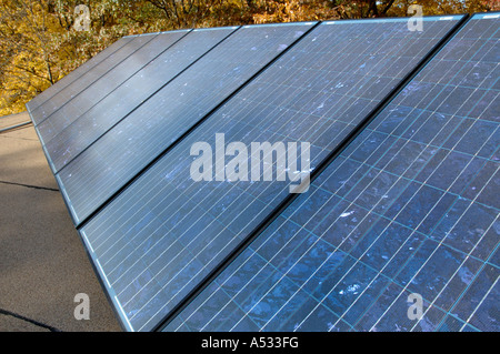 Gamma di potenza fotovoltaica solare energia dei pannelli sul tetto di una casa Foto Stock