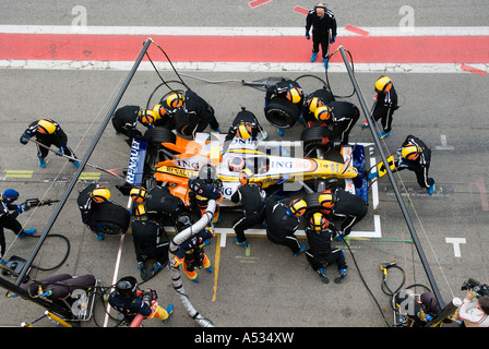 Heikki Kovalainen (FIN) fa un pit stop in Renault R27 durante la Formula 1 le sessioni di test in febbraio 2007 Foto Stock