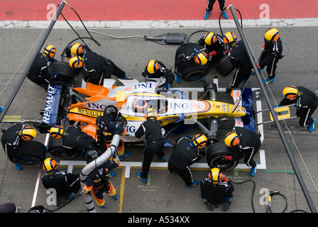 Heikki Kovalainen (FIN) fa un pit stop in Renault R27 durante la Formula 1 le sessioni di test in febbraio 2007 Foto Stock