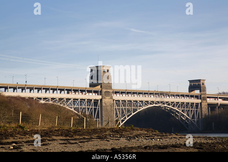 Treno sul Pont Britannia ponte sullo Stretto di Menai che collega l'isola di Anglesey A55 il traffico su strada e su rotaia con la terraferma Wales UK Foto Stock