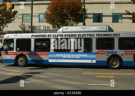 Un gas ibrido elettrico bus dei pendolari in Silver Spring MD Foto Stock