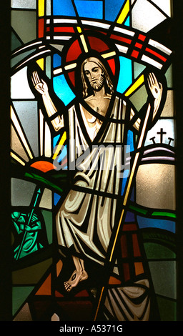 Vetrata raffigurante Cristo derivanti dai morti. San Luca della cattolica Chiesa di St Louis Park Minnesota USA Foto Stock