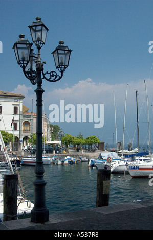 Lanterna e le barche nel porto di Gargnano sul Lago di Garda, Italia Foto Stock