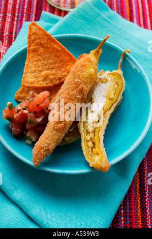 Panate Peperoncini ripieni con pecora salsa di formaggio chips Foto Stock