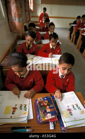 Painet ha0746 5697 Egitto ragazzi lettura abou kir francescana scuola primaria alessandria paese nazione in via di sviluppo meno Foto Stock