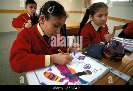 Painet ha0748 5700 Egitto ragazza disegno abou kir francescana scuola primaria alessandria paese nazione in via di sviluppo meno Foto Stock