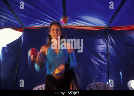 Australia NSW Sharon Renshaw si riscalda per lei la giocoleria prima dell inizio del Montana circo di ghiaccio in Minchinburg Foto Stock