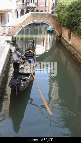 Gondola sul piccolo canale a Venezia Italia prese 2005 Foto Stock