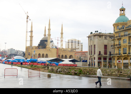 Il Libano Beirut moderna il centro cittadino di Beirut con la tendopoli di contestatori della nuova moschea in costruzione e edifici ricostruiti Foto Stock