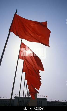 Painet ha1064 7137 Cina bandiere rosse battenti 1 maggio piazza tiananmen beijing paese nazione in via di sviluppo economicamente più sviluppate Foto Stock