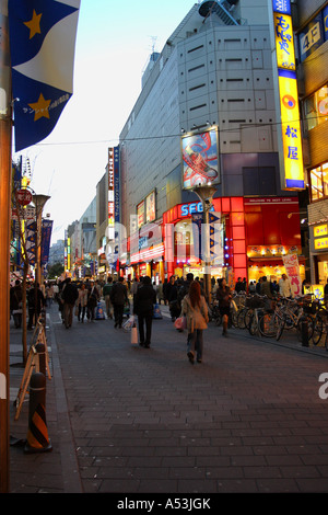 Tokyo Japan travel TV Game center persone giocare strada notte paesaggio Foto Stock