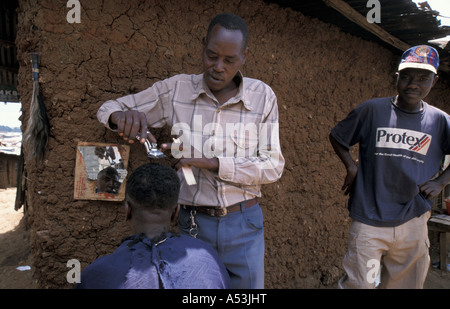 Painet ha0935 6262 kenya parrucchiere kibera slum nairobi paese nazione in via di sviluppo meno sviluppati dal punto di vista economico la cultura Foto Stock