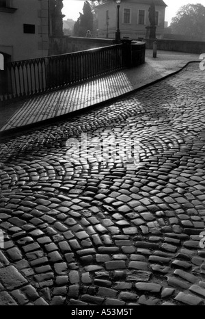 Painet ha1370 179 in bianco e nero le strade lastricate di praga repubblica ceca paese nazione in via di sviluppo meno economicamente Foto Stock