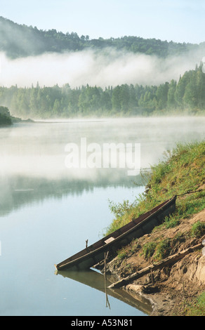 Il fiume Lebed tradotto come il fiume Swan nella foschia mattutina Altai Russia Foto Stock