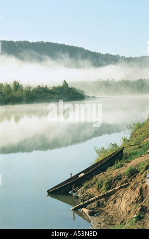 Il fiume Lebed tradotto come il fiume Swan nella foschia mattutina Altai Russia Foto Stock