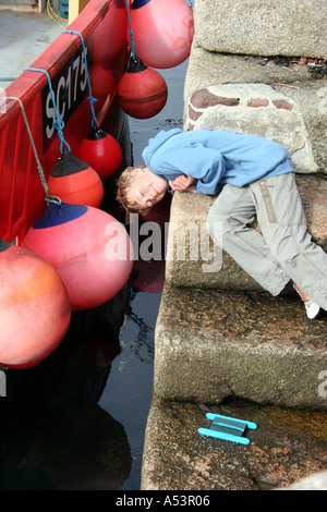 Ragazzo pescato granchi in vacanza Foto Stock