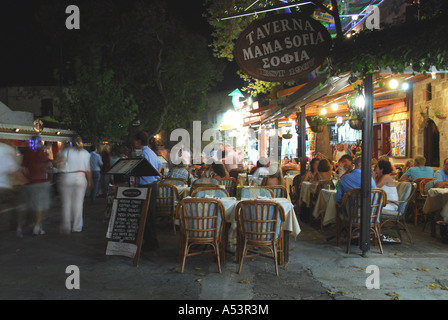 Pasti fuori ad una taverna a Rodi città vecchia sull'isola greca di Rodi Foto Stock