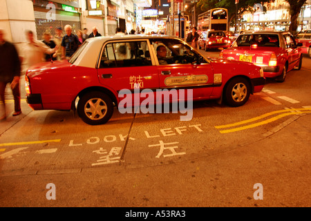 Taxi di Hong Kong di notte Foto Stock