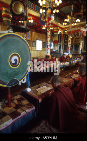 Painet ha2322 5145 russia la religione buddista monaci lamaist eseguendo puja monastero ivolginsk buryatia paese in via di sviluppo Foto Stock