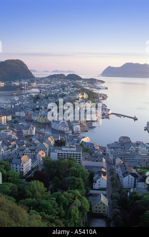 Case e porto di città costiera di Ålesund nel nord della Norvegia a sunrise Foto Stock